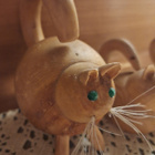 Kolme pientä puufiguuria, kissat ja possu - pikkukuva 3