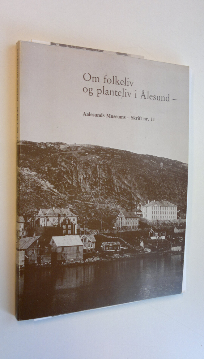 Harald (red.) Grytten : Om folkeliv og planteliv i Ålesun...