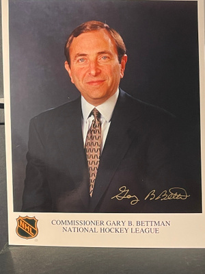 Gary Bettman nimikirjoitus promokuvassa