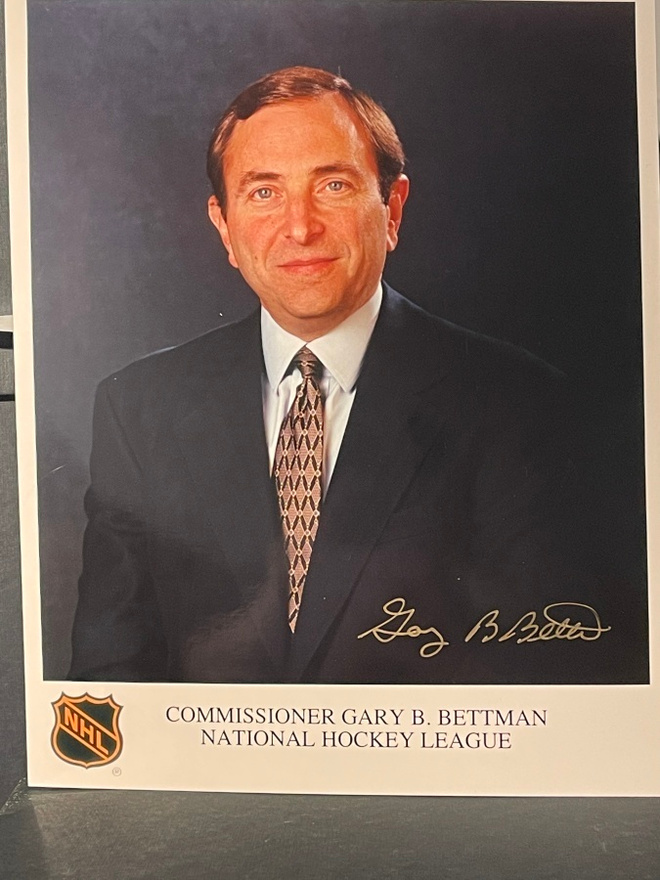Gary Bettman nimikirjoitus promokuvassa