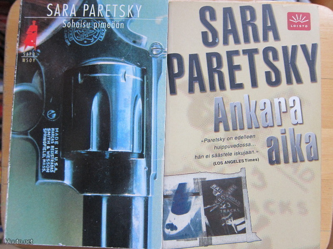 Sara Paretsky: Ankara aika / Sohaisu pimeään
