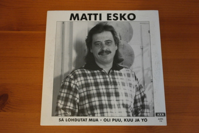 Matti Esko:Sä lohdutat mua/Oli puu,kuu,ja yö 7"Single.