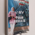 Caroline Salzinger : Terveisiä pahan akselilta : arkea ja... - pikkukuva 1