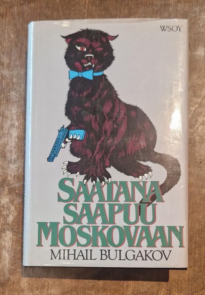 Mihail Bulgakov: Saatana saapuu Moskovaan (kansipapereilla)