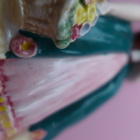 Figuuri, nainen kantaa kukkakoria posliinia korkeus 13cm - pikkukuva 3