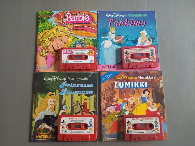 4 kappaletta vanhoja musiikkisatuja kasetteineen