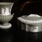 WEDGWOOD MALJA /URNA JA KANNELLINEN RASIA. VIHREÄ - pikkukuva 1