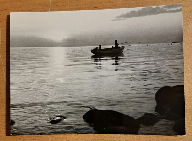 kalastajat merellä rannalla, kuvattu 1960