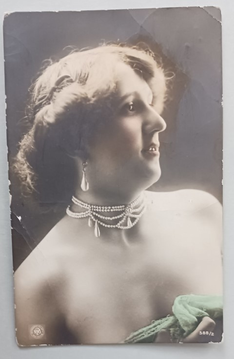 Nuori leidi ja helmikaulakoru, vanha väripk, p. 1910