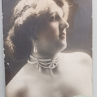 Nuori leidi ja helmikaulakoru, vanha väripk, p. 1910 - pikkukuva 1