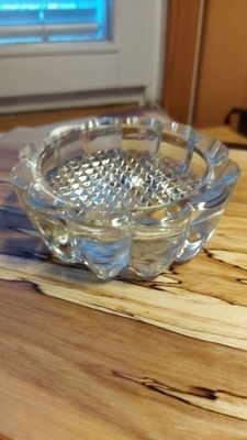 Lasinen tuhkakuppi