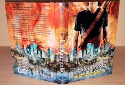 Cassandra Clare : Varjojen kaupungit 3 -Lasikaupunki (sid.)