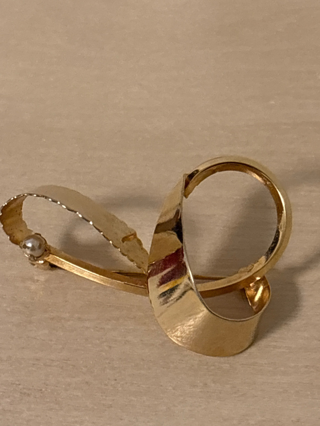 Rintaneula helmellä 1960-luvulta, koko n 5 cm x 3,8 cm!