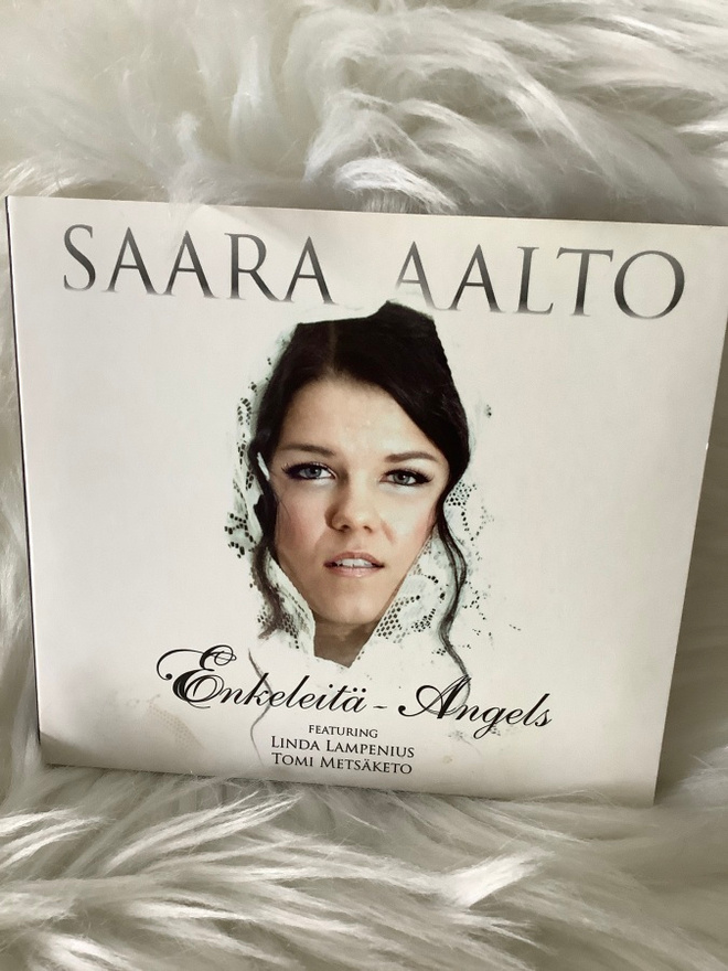 SAARA AALTO:ENKELEITÄ - ANGELS  (NIMMARILLA)