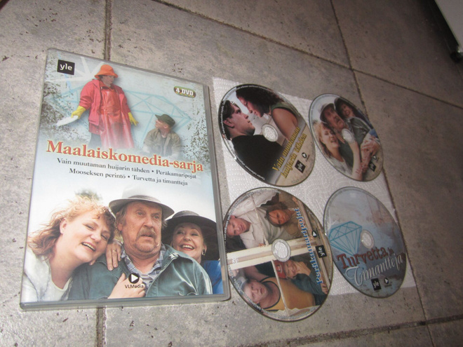 MAALAISKOMEDIA-SARJA ; 4 x DVD ( hienokuntoiset )