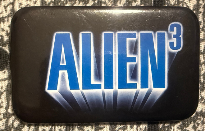 ALIEN 3 ELOKUVAN PRESSINÄYTÖKSEN RINTANAPPI 1992