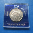 Seychellit 10 rupee juhlaraha Itsenäisyysjulistus - 1976 - pikkukuva 1