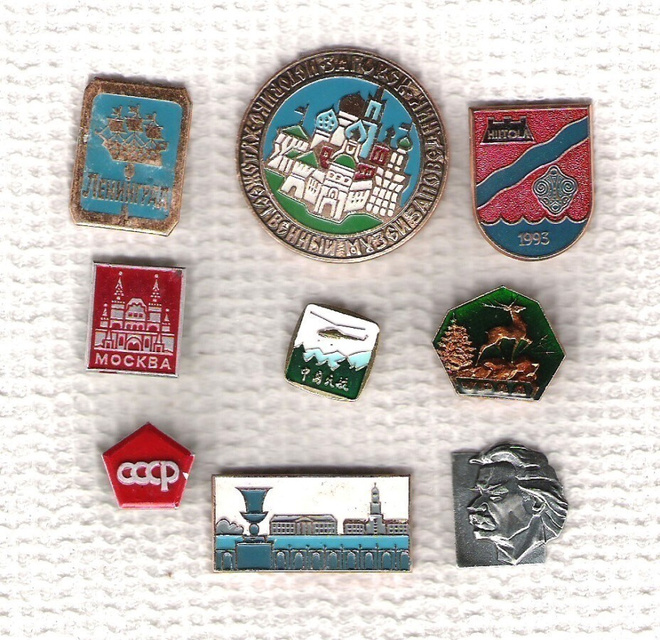 Rintamerkki, 9 kpl. pienellä hakaneula kiinnityksellä.