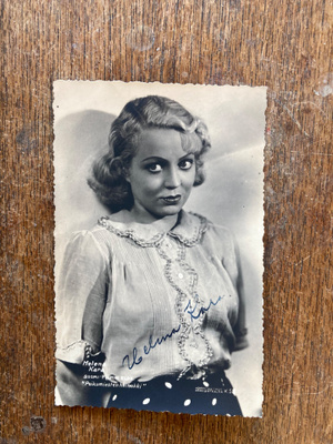 HELENA KARA, SIGNEERATTU VALOKUVA