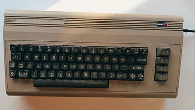 Commodore 64 + muuntaja