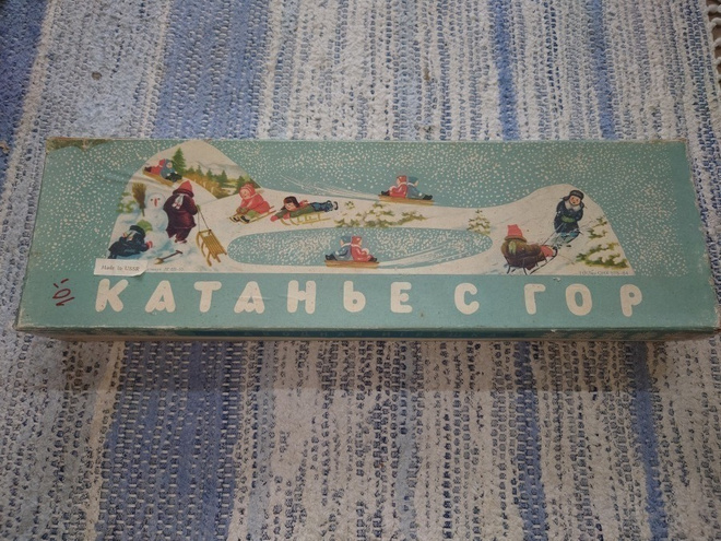harvinainen USSR peltilelu, kelkkailijat vuorella