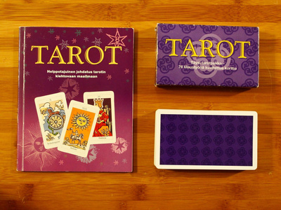 Tarot kortit ja kirja suomenkieliset