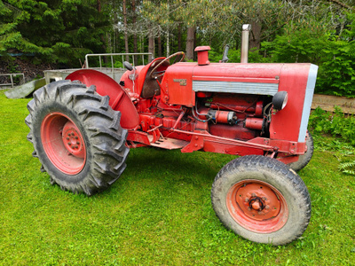 Valmet 361D-traktori, ja kattava määrä lisävarusteita