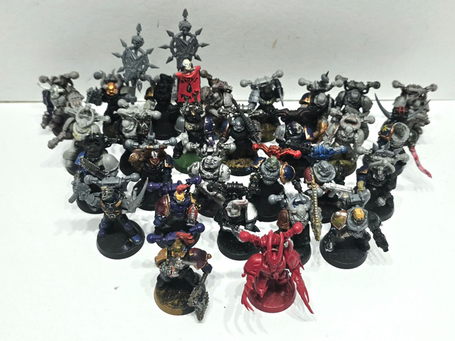 WH40K - 28kpl Chaos Space Marine figuureita [K106]
