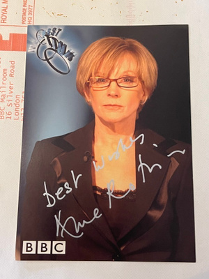 Anne "The Weakest Link" Robinson nimikirjoitus promokuvassa
