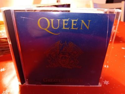 CD QUEEN : GREATEST HITS II ( SIS POSTIKULU)
