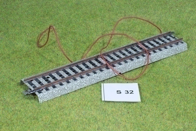 #S32 Märklin rata 5106 keskiraiteen liitätäjohdolla