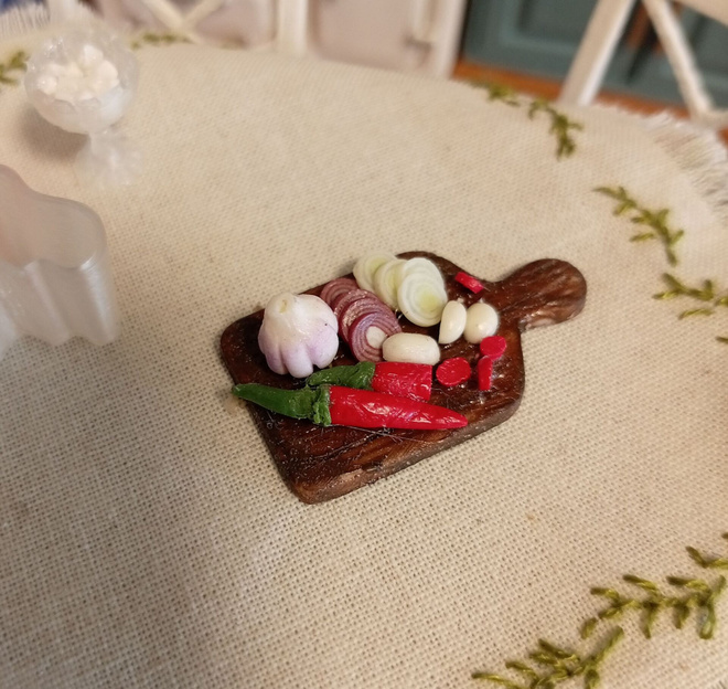 Nukkekoti Miniatyyri sipuli/chilitarjotin 1:12