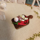 Nukkekoti Miniatyyri sipuli/chilitarjotin 1:12 - pikkukuva 1