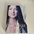 Johanne Hildebrandt; Saaga - pikkukuva 1