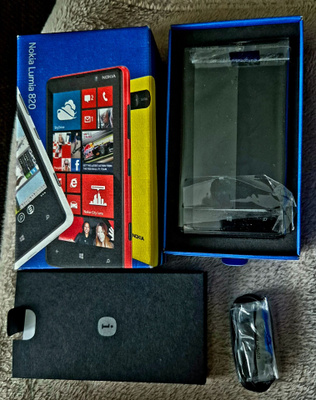 Uusi/käyttämätön Nokia 820