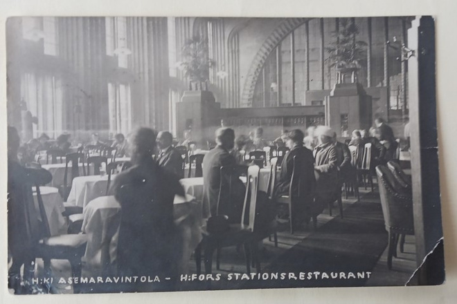 Helsinki, Asemaravintola, paljon väkeä istumassa, p. 1922