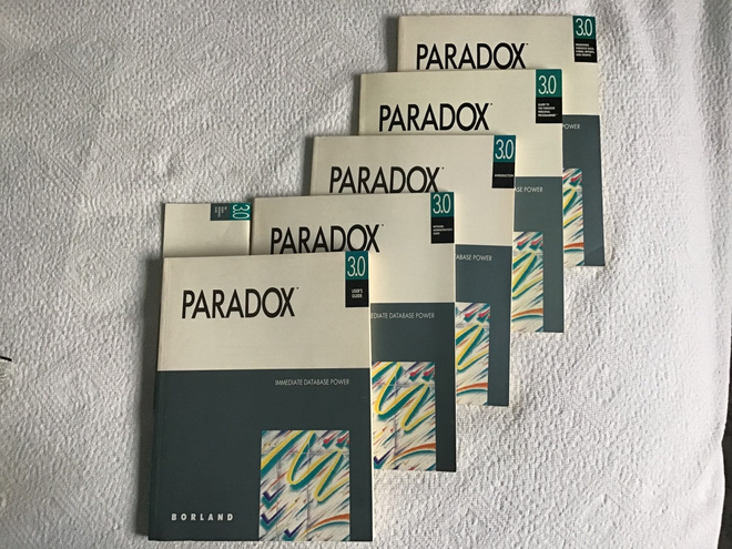 Borland Paradox 3.0  ohjekirjat