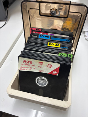 5,25" levykkeiden säilytyslaatikko + Commodore 64 levykkeitä