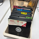5,25" levykkeiden säilytyslaatikko + Commodore 64 levykkeitä - pikkukuva 1