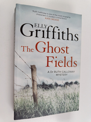 Elly Griffiths : The ghost fields : a Dr Ruth Galloway my...