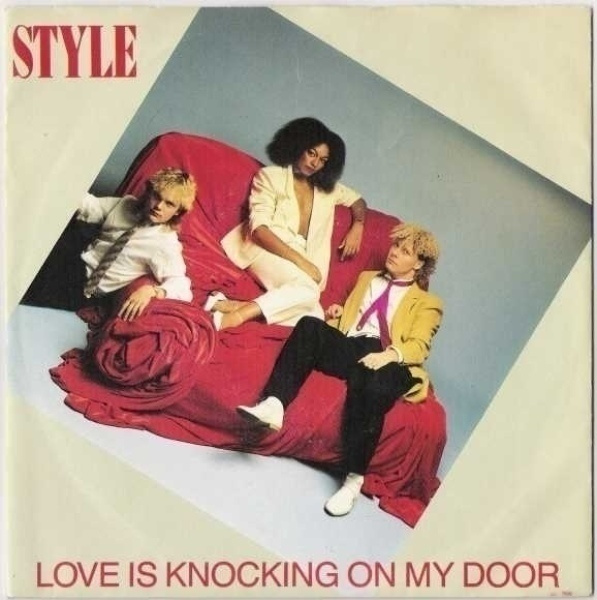 STYLE :: LOVE IS KNOCKING ON MY DOOR :: VINYYLI  7"  1983