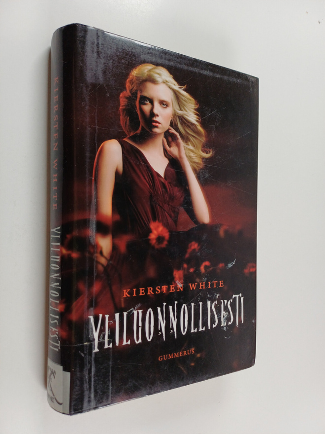 Kiersten White : Yliluonnollisesti