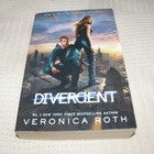 Veronica Roth Divergent  -nid - pikkukuva 1