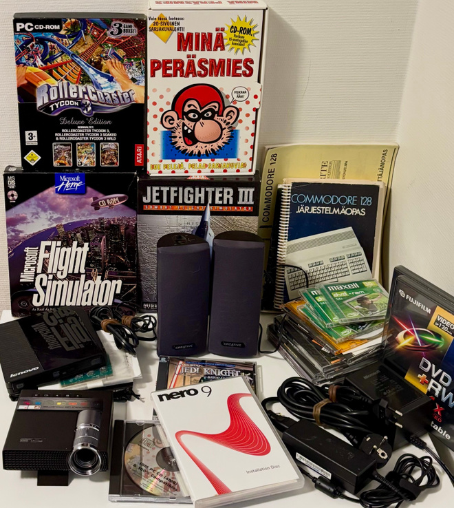 Iso läjä vanhempaa ATK-tavaraa ja pelejä