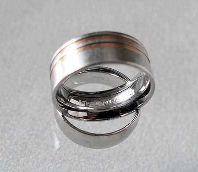 Kaksi Terässormusta - 20 mm, jossa kullatut urat ja 19 mm