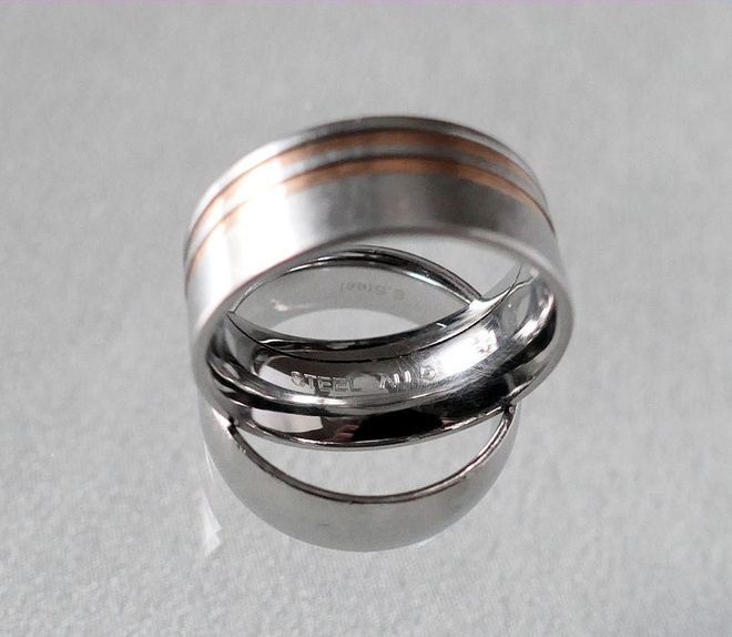 Kaksi Terässormusta - 20 mm, jossa kullatut urat ja 19 mm