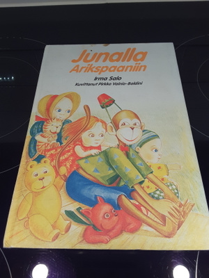 Lasten oma kirjakerho Junalla Arikspaaniin