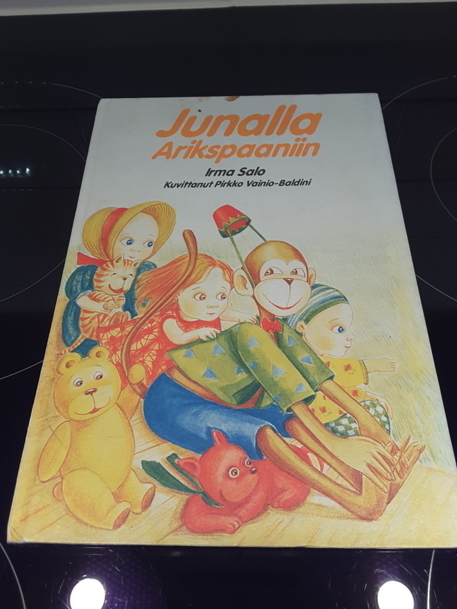 Lasten oma kirjakerho Junalla Arikspaaniin