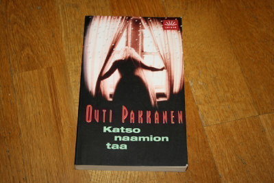 Outi Pakkanen: Katso naamion taa