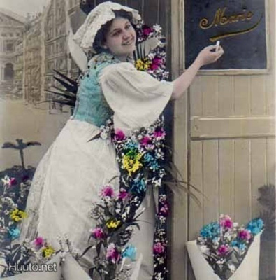 NAINEN / Kukkaistyttö kirjoittaa tauluun nimensä. 1900-l.